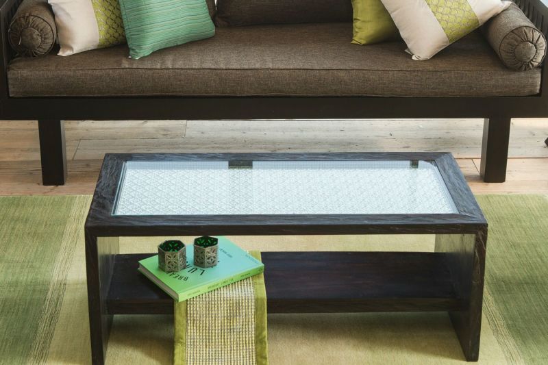古材とジャワガラスの組み合わせで、心も和らぐ癒しのリビングテーブル