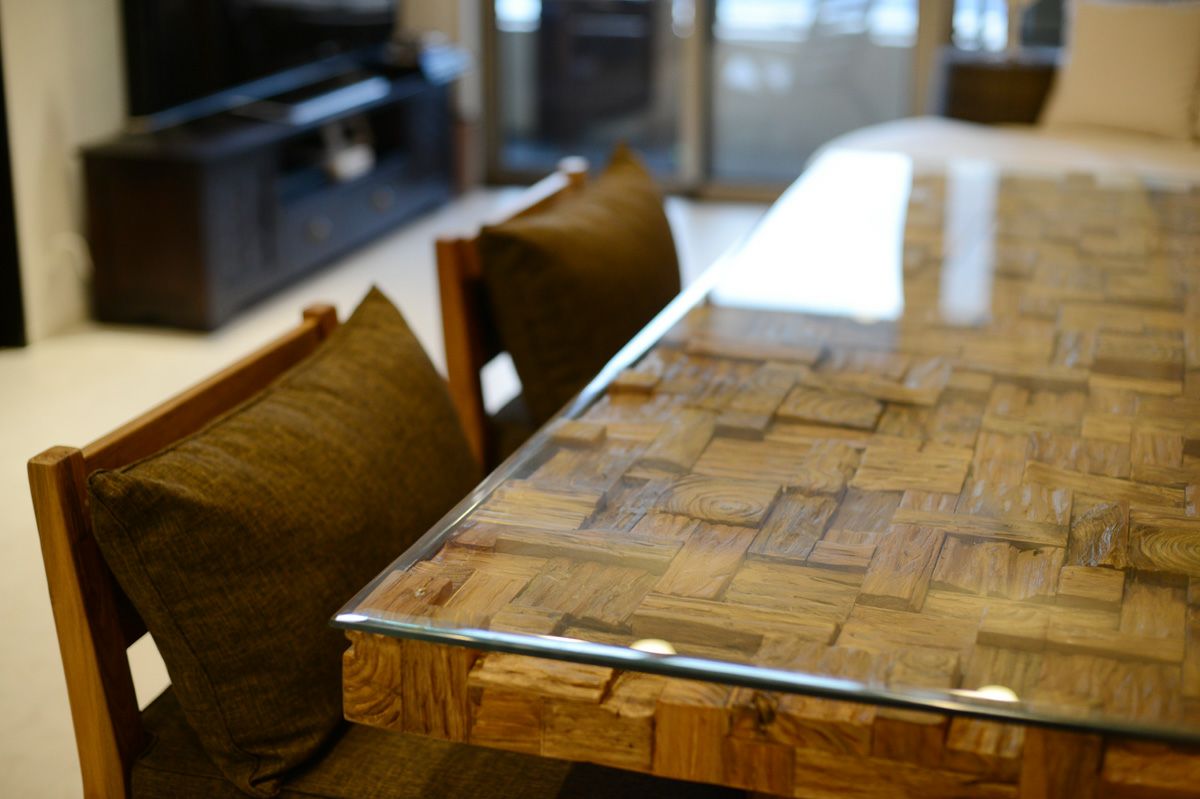 チークの木片を組み合わせたスタイリッシュなダイニングテーブルCHISTA