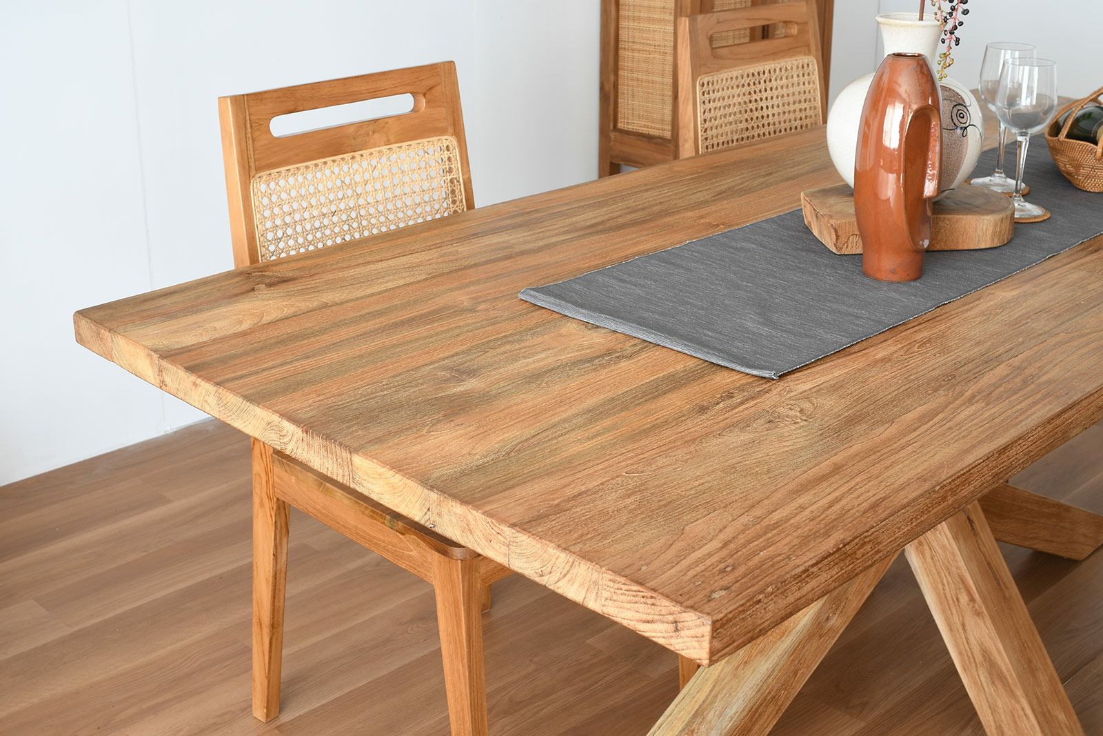 シャープな脚のデザイン CHISTA/クロスレッグ ダイニングテーブル (W160)