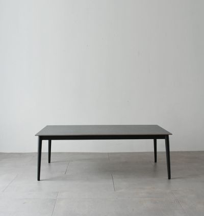 KAJAオンラインショップのテーブル / 無垢材の風合いを存分に楽しめる 