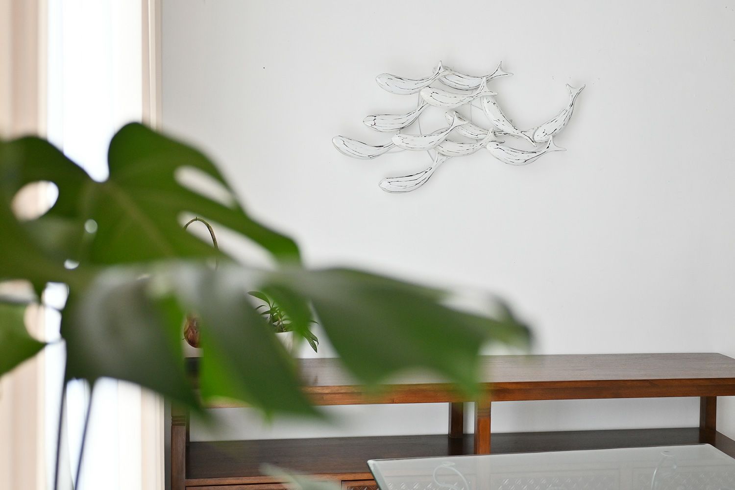 魚が泳ぐユニークで遊び心ある壁掛けオブジェ ミニフィッシュウォール