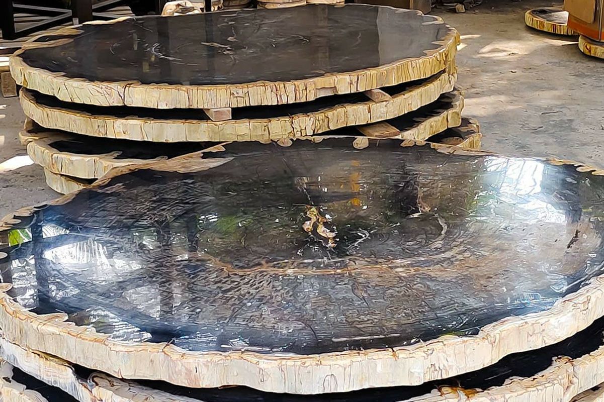 オブジェのような存在感と自然のあたたかみを感じるテーブル 木化石