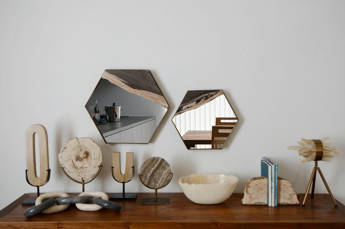 オブジェのような存在感と自然のあたたかみを感じるテーブル 木化石