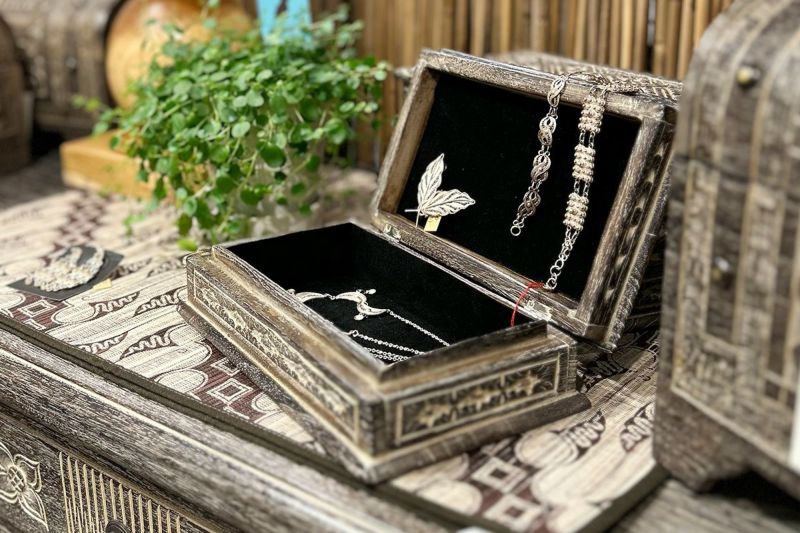 手彫りの芸術、心を奪う美しさ MUSCAシリーズのジュエリーボックス