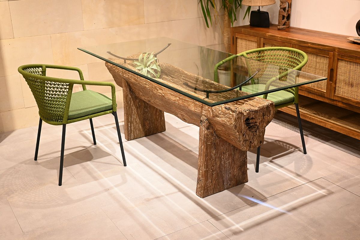 無骨な古木と洗練されたガラスの組み合わせ 古木ガラスダイニング