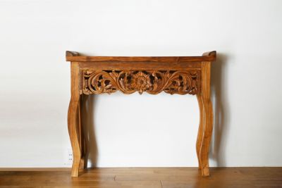 KAJAオンラインショップのテーブル / 無垢材の風合いを存分に楽しめる