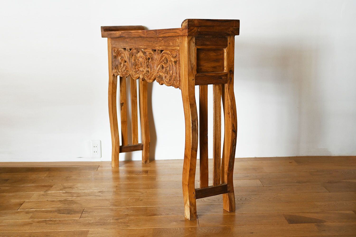 風合いのあるレリーフが魅力的なCHISTA/チーク古材 コンソールテーブル