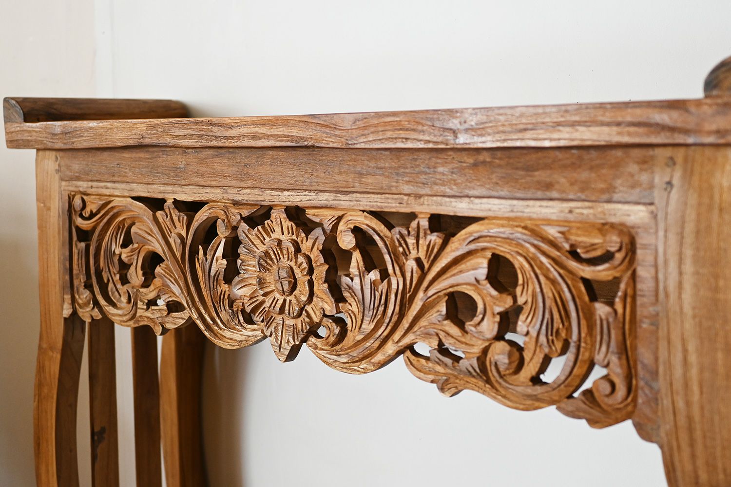 風合いのあるレリーフが魅力的なCHISTA/チーク古材 コンソールテーブル