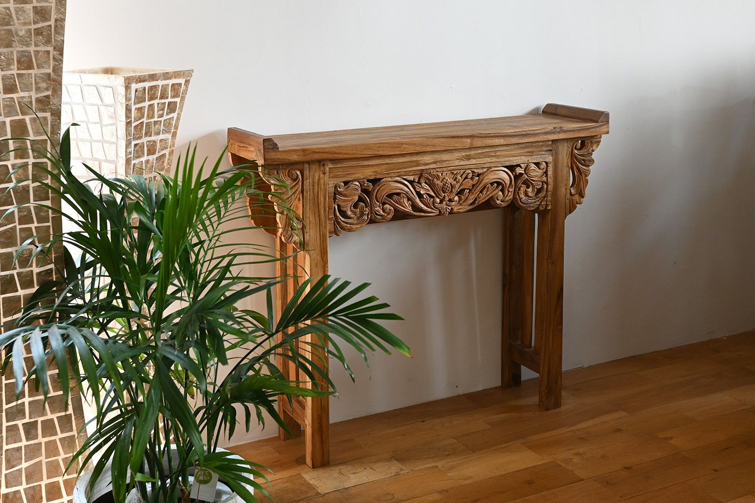 KAJAオンラインショップのテーブル / 無垢材の風合いを存分に楽しめる