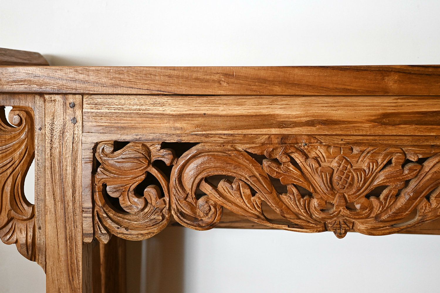風合いのあるレリーフが魅力的なCHISTA/チーク古材 コンソールテーブル